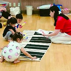 （まなぼ）親子で楽しくリトミック体験１／１７