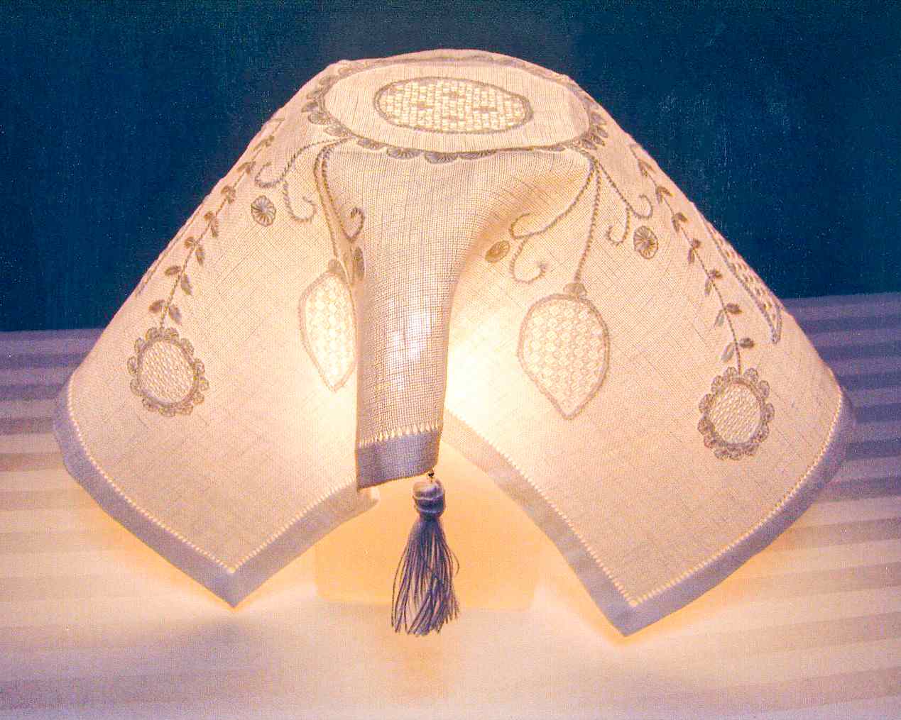 シュバルム（白糸）刺しゅう